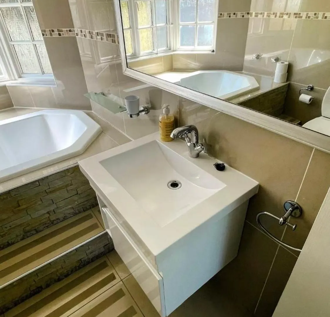 Spacious Cosy Room With Own Bathroom, No Load Shedding ケープタウン ホームステイ
